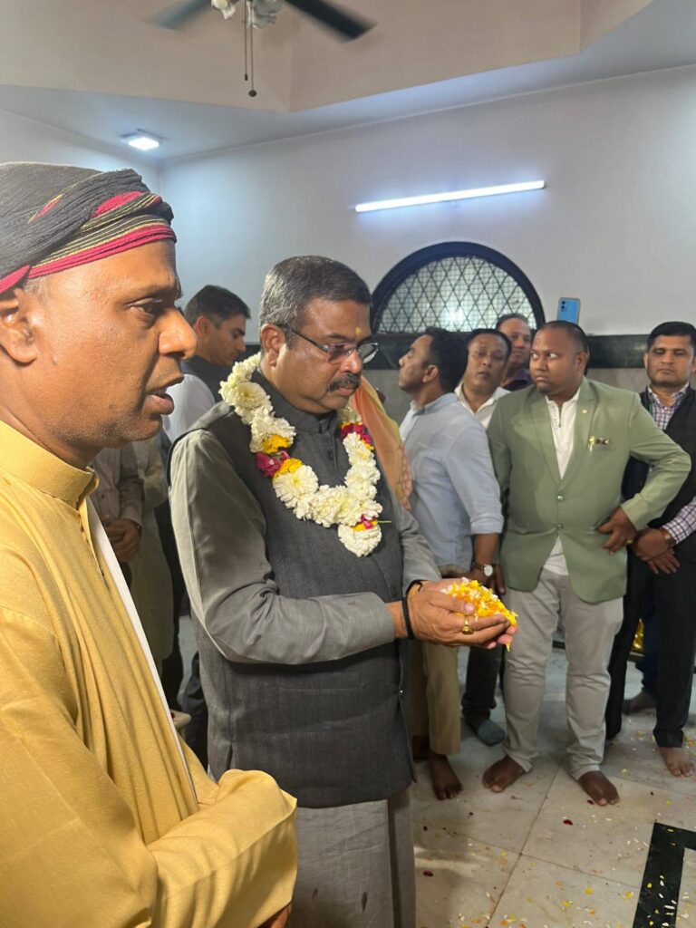 Dharmendra Pradhan-at-shri-jagannath-mandir-thyagrajnagar-delhi